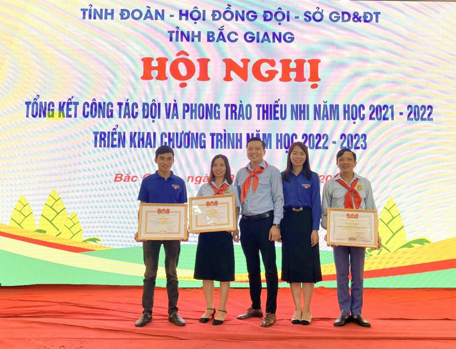 Cô Chu Thị Hoa (thứ 2 từ trái sang phải) đón nhận khen thưởng của Tỉnh đoàn, Hội đồng Đội tỉnh Bắc Giang.