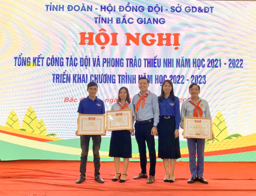 Cô Chu Thị Hoa (thứ 2 từ trái sang phải) đón nhận khen thưởng của Tỉnh đoàn, Hội đồng Đội tỉnh Bắc Giang.