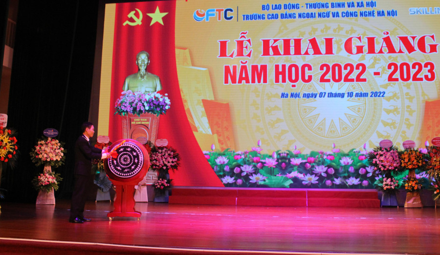 PGS.TS. Bùi Văn Quân - Hiệu trưởng Trường Cao đẳng Ngoại ngữ và Công nghệ Hà Nội đánh trống khai giảng năm học mới.