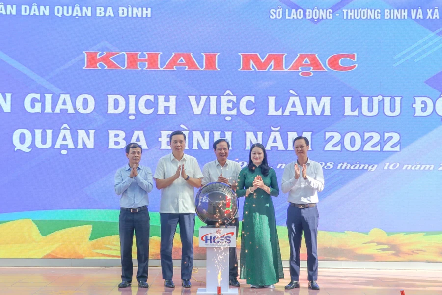 Các đại biểu ấn nút khai mạc phiên giao dịch việc làm lưu động.