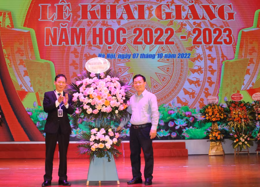 Đại diện Tổng cục Giáo dục nghề nghiệp (Bộ Lao động Thương binh và Xã hội) chúc mừng nhà trường.