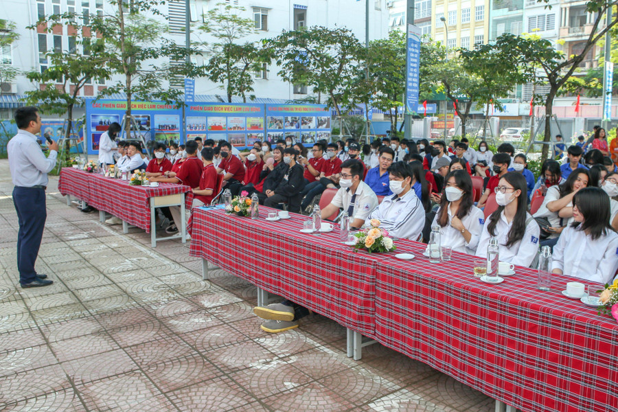 Đông đảo học sinh, sinh viên tham gia và trao đổi tại phiên giao dịch việc làm quận Ba Đình.