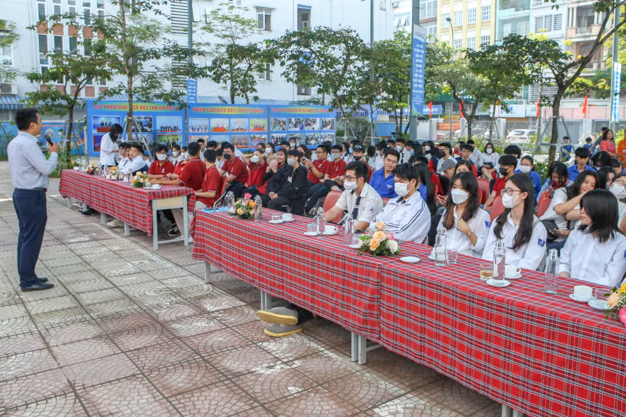 Đông đảo học sinh, sinh viên tham gia và trao đổi tại phiên giao dịch việc làm quận Ba Đình. Đông đảo học sinh, sinh viên tham gia và trao đổi tại phiên giao dịch việc làm quận Ba Đình.