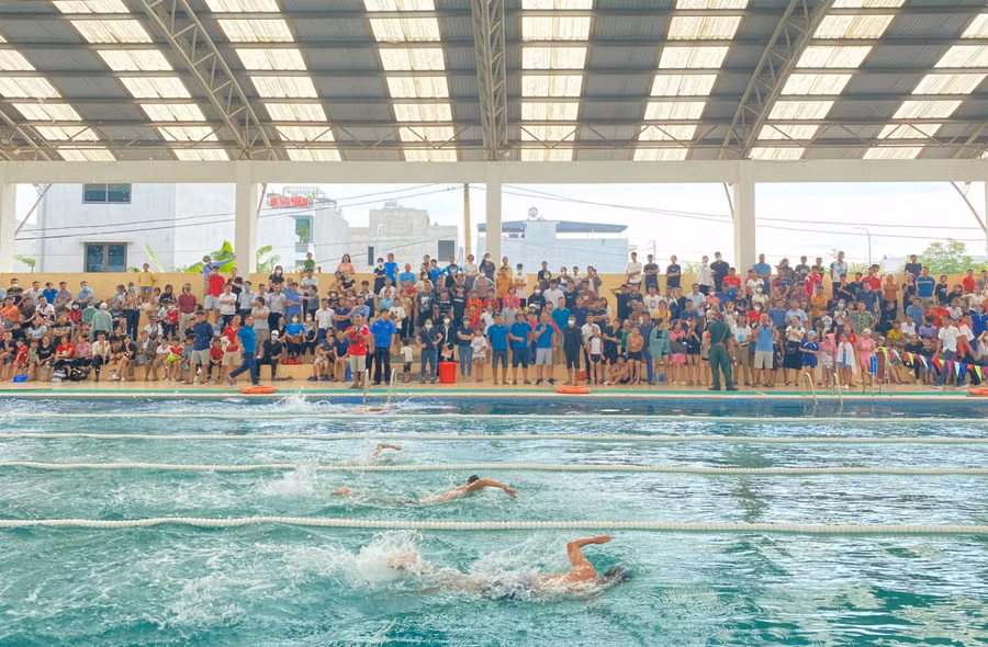 Vận động viên tranh tài tại giải bơi "đường bơi xanh".