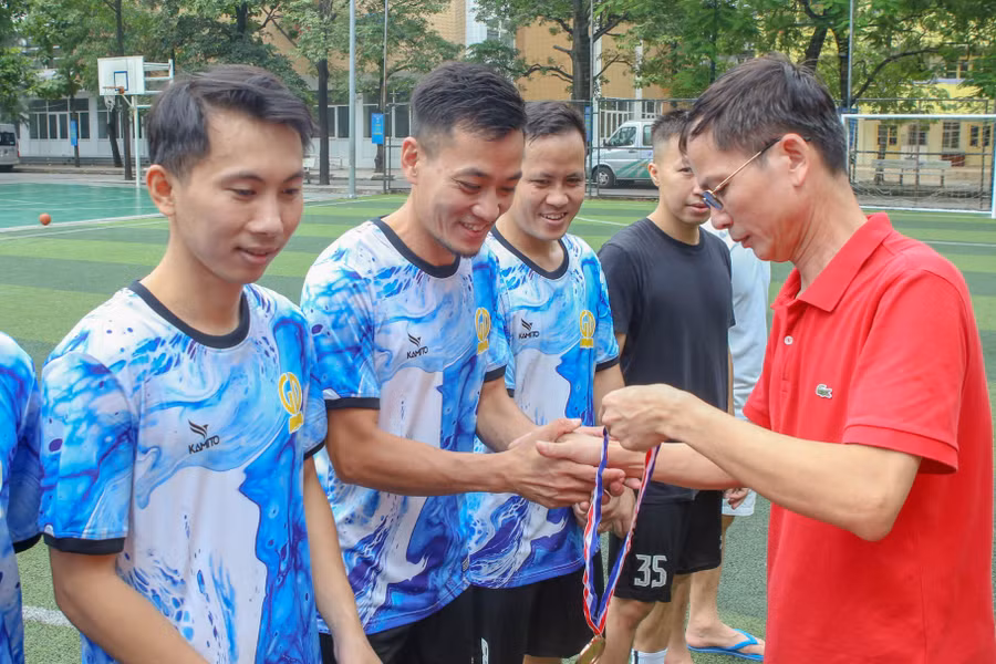 Nhà báo Nguyễn Trung Toàn - Phó Chủ tịch Công đoàn Báo Giáo dục và Thời đại trao huy chương cho đội đồng giải Ba.