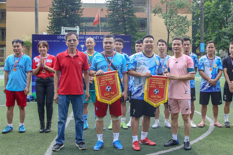 Ban tổ chức trao đồng giải Ba cho các đội: Học viện Quản lý giáo dục; Nhà Xuất bản Giáo dục Việt Nam. Ban tổ chức trao đồng giải Ba cho các đội: Học viện Quản lý giáo dục; Nhà Xuất bản Giáo dục Việt Nam.
