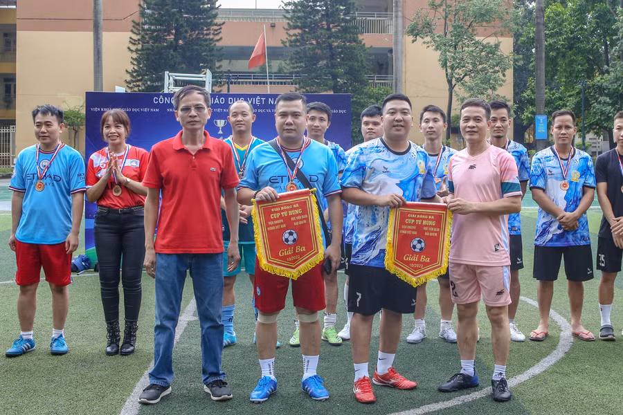 Ban tổ chức trao đồng giải Ba cho các đội: Học viện Quản lý giáo dục; Nhà Xuất bản Giáo dục Việt Nam.