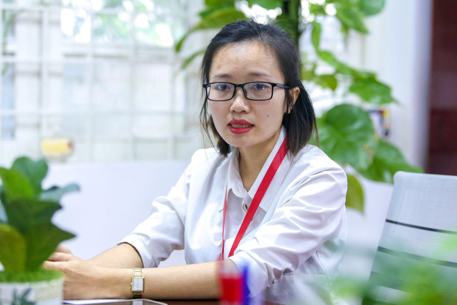 Cô Hoàng Thị Hồng, giáo viên Ngữ văn đồng thời cũng tham gia công tác tư vấn hướng nghiệp của trường THPT Hoàng Long trong dịp tư vấn hướng nghiệp cho học sinh. Cô Hoàng Thị Hồng, giáo viên Ngữ văn đồng thời cũng tham gia công tác tư vấn hướng nghiệp của trường THPT Hoàng Long trong dịp tư vấn hướng nghiệp cho học sinh.