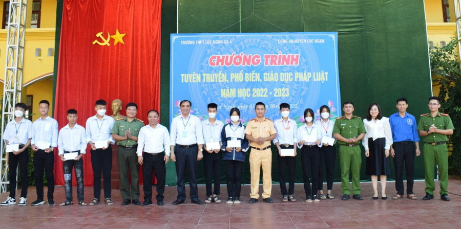 Công an huyện Lục Ngạn phối hợp với đơn vị doanh nghiệp trao quà cho học sinh có hoàn cảnh khó khăn vươn lên trong học tập. Công an huyện Lục Ngạn phối hợp với đơn vị doanh nghiệp trao quà cho học sinh có hoàn cảnh khó khăn vươn lên trong học tập.