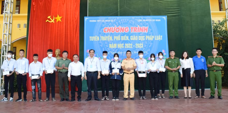 Công an huyện Lục Ngạn phối hợp với đơn vị doanh nghiệp trao quà cho học sinh có hoàn cảnh khó khăn vươn lên trong học tập.