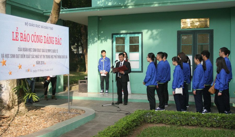 Lễ báo công dâng Bác của đoàn học sinh tại khu di tích Phủ chủ tịch