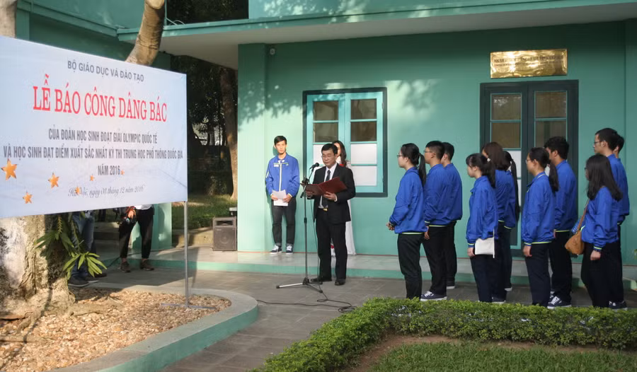 Lễ báo công dâng Bác của đoàn học sinh tại khu di tích Phủ chủ tịch