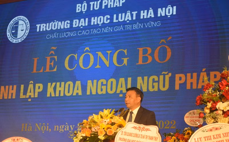 TS. Chu Mạnh Hùng – Chủ tịch Hội đồng Trường ĐH Luật Hà Nội phát biểu. Ảnh Ngô Chuyên.