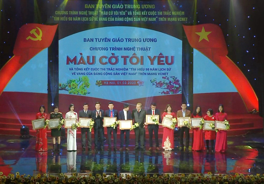 Trao giải cho các thí sinh