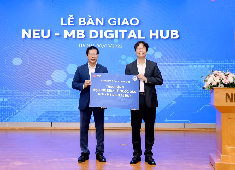 MB chính thức bàn giao NEU – MB Digital cho Trường Đại học Kinh tế Quốc dân.