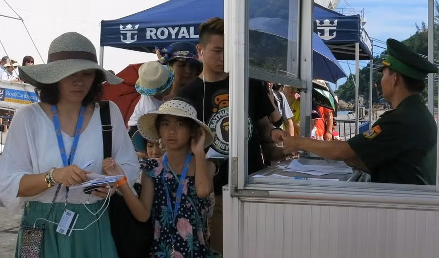 Bộ phận Hải quan, Biên Phòng làm thủ tục đưa du khách rời nhanh chóng rời bến cảng