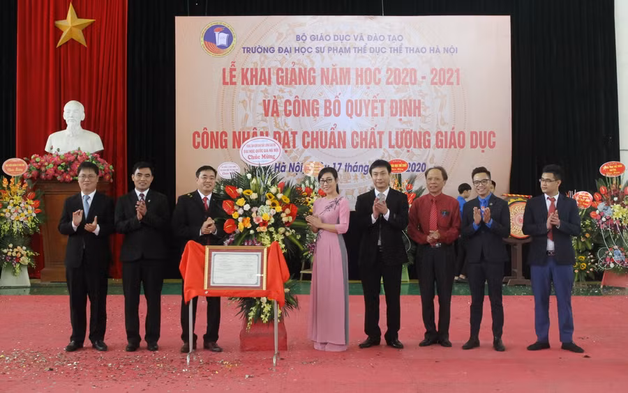 Trao quyết định công nhận đạt chuẩn chất lượng giáo dục cho Trường Đại học Sư phạm Thể dục thể thao Hà Nội