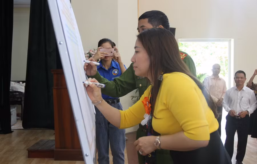 Các đại biểu ký cam kết “Khuôn viên trường đại học an toàn, không bạo lực với nữ sinh viên, giảng viên và cán bộ nhân viên”