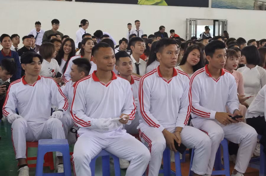 Các tân sinh viên của nhà trường: Nguyễn Trọng Hoàng, Quế Ngọc Hải, Bùi Tiến Dũng