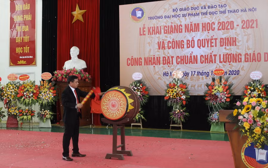 Hiệu trưởng Nguyễn Duy Quyết đánh trống khai giảng năm học mới