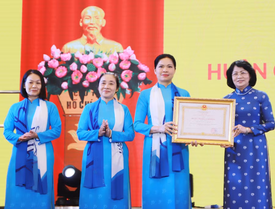 Phó Chủ tịch nước Đặng Thị Ngọc Thịnh trao Huân chương Lao động hạng Nhất cho Hội Liên hiệp Phụ nữ Việt Nam.