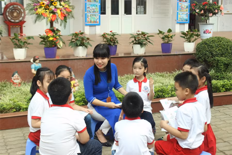 Cô Nguyễn Thị Mỹ Linh và học trò