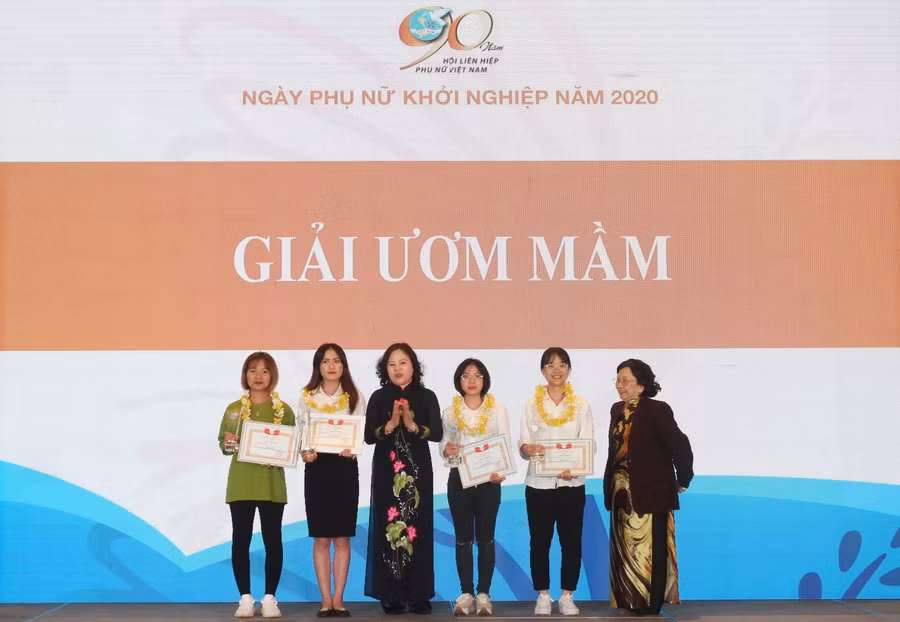 Thứ trưởng Bộ GD&ĐT Ngô Thị Minh trao giải ươm mầm cho các dự án khởi nghiệp của các nữ sinh viên