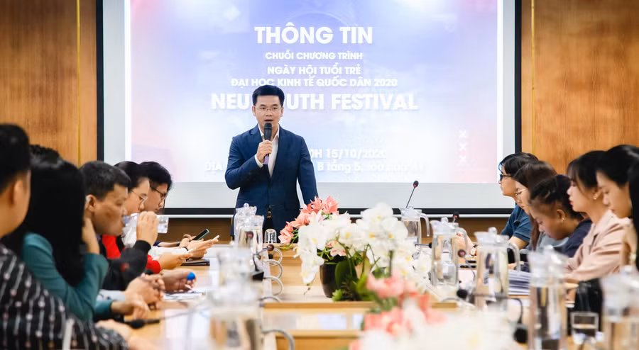 Ban tổ chức chương trình Ngày hội tuổi trẻ Trường Đại học Kinh tế quốc dân giới thiệu về sự kiện.