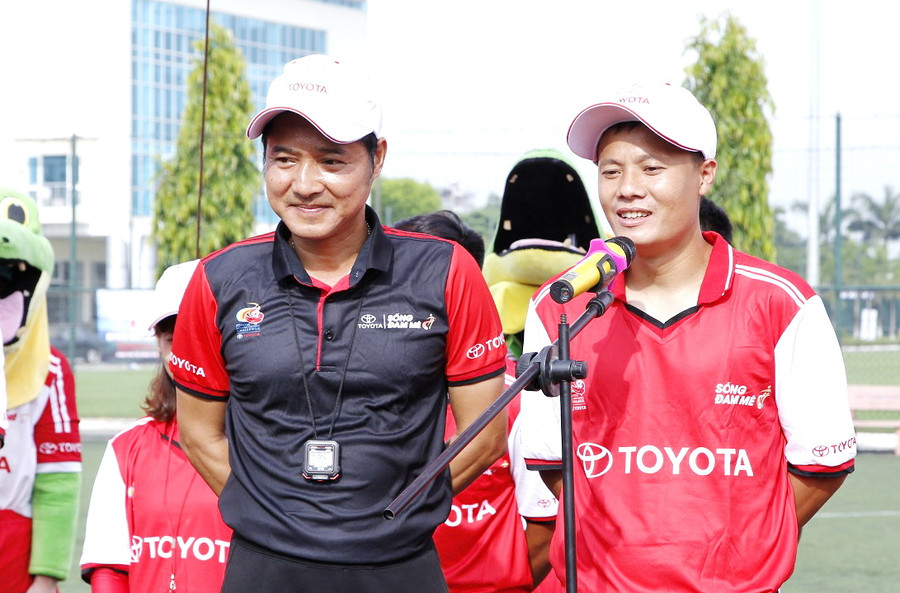 Hai danh thủ Hồng Sơn và Thành Lương truyền cảm hứng cho các cầu thủ nhí