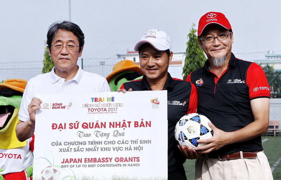 Ông Kunio Umeda - Đại sứ Nhật Bản tại VN và các vị khách trao tặng quà cho các em nhỏ xuất sắc tại Vòng sơ tuyển tại Hà Nội