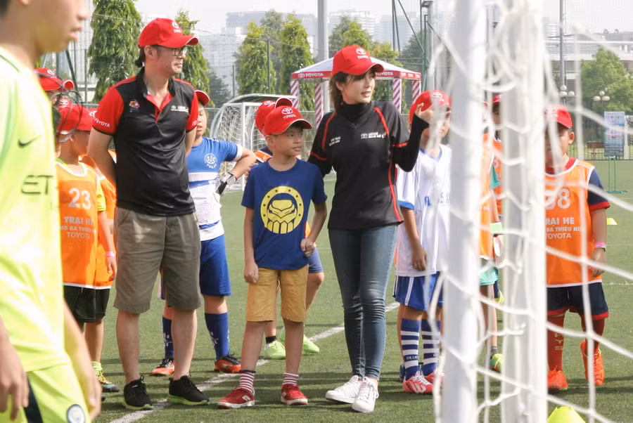 Bố con Trần Lực - Trần Bờm tại Trại hè bóng đá thiếu niên Toyota 2017