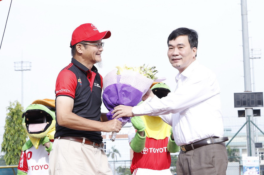 Ông Ngũ Duy Anh- Vụ trưởng Vụ Công tác HSSV (Bộ GD&ĐT) tặng hoa chúc mừng chương trình