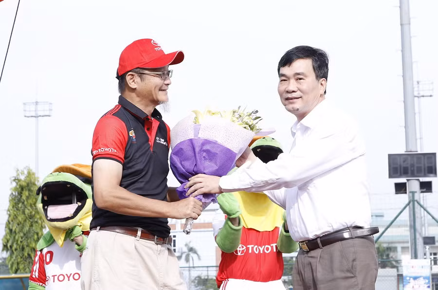 Ông Ngũ Duy Anh- Vụ trưởng Vụ Công tác HSSV (Bộ GD&ĐT) tặng hoa chúc mừng chương trình