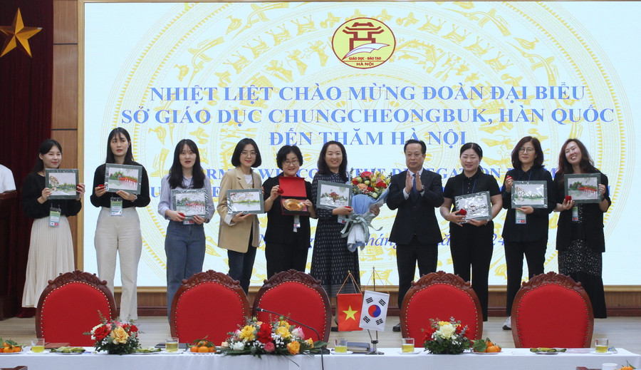 Giám đốc Sở Giáo dục và Đào tạo Hà Nội Trần Thế Cương tặng quà đoàn cán bộ, giáo viên Hàn Quốc. Giám đốc Sở Giáo dục và Đào tạo Hà Nội Trần Thế Cương tặng quà đoàn cán bộ, giáo viên Hàn Quốc.
