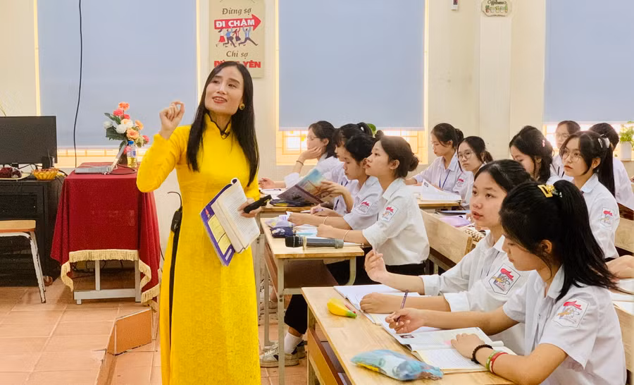 Cô Nguyễn Thị Hương Thủy - Giáo viên Trường THPT Chu Văn An được phong tặng danh hiệu Nhà giáo ưu tú. 