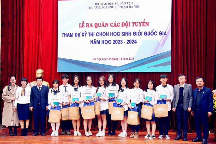Học sinh Trường THPT chuyên Đại học Sư phạm sẵn sàng cho kỳ thi chọn học sinh giỏi quốc gia năm học 2023-2024.