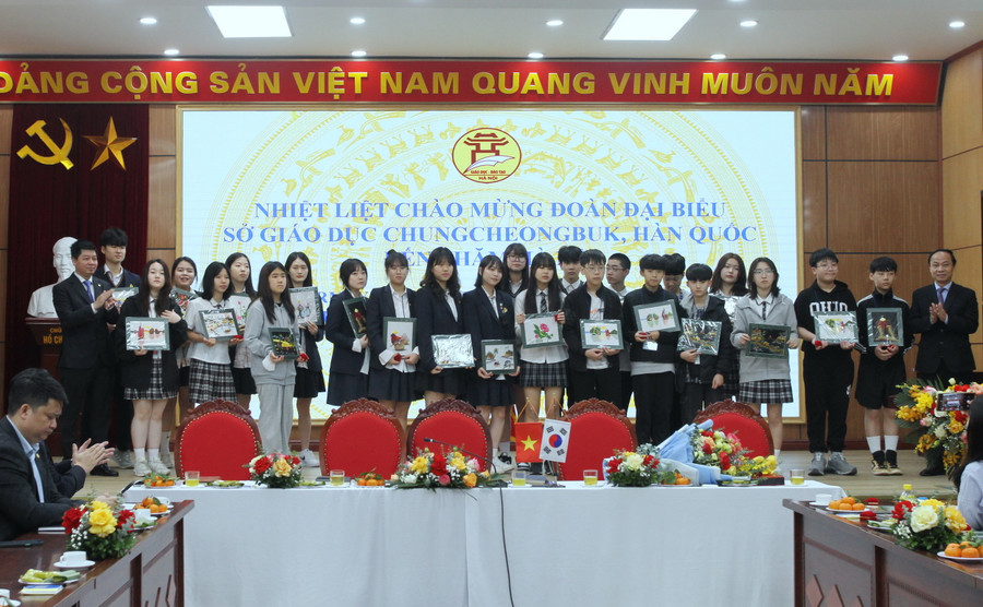 Lãnh đạo Sở GD&ĐT Hà Nội tặng quà học sinh Hàn Quốc. Lãnh đạo Sở GD&ĐT Hà Nội tặng quà học sinh Hàn Quốc.