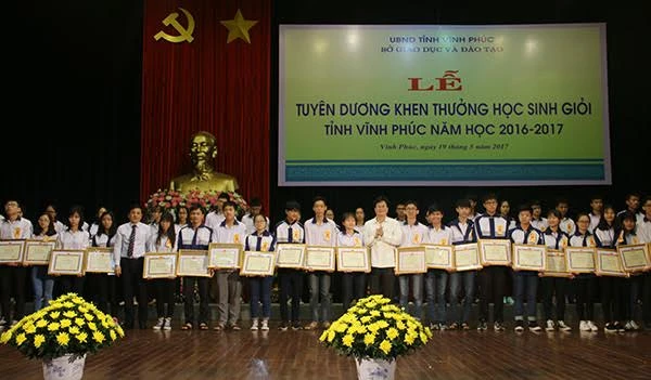 Vĩnh Phúc tuyên dương, khen thưởng học sinh giỏi 