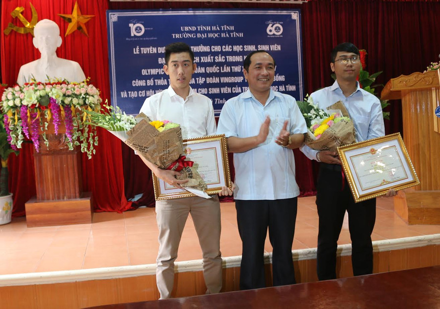 Giám đốc Sở GD&ĐT Hà Tĩnh Trần Trung Dũng chúc mừng và trao Bằng khen của Chủ tịch UBND tỉnh Hà Tĩnh cho sinh viên Trần Thế Hùng và Lê Công Nam