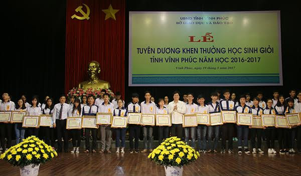 Vĩnh Phúc tuyên dương, khen thưởng học sinh giỏi 