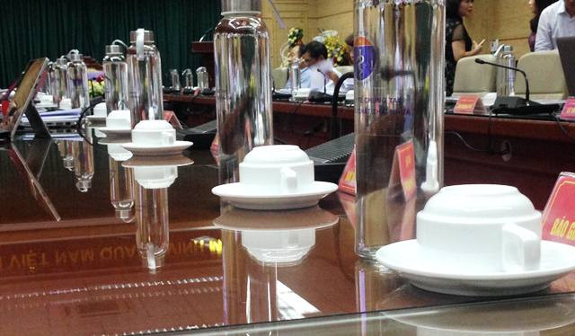 Ngành Y tế sử dụng chai thủy tinh đựng nước thay chai nhựa dùng một lần tại các cuộc họp. Ngành Y tế sử dụng chai thủy tinh đựng nước thay chai nhựa dùng một lần tại các cuộc họp.