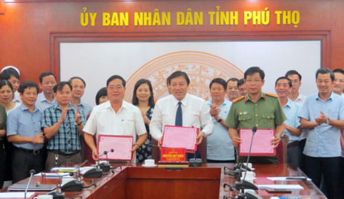 Ký cam kết giảm thiểu chất thải nhựa y tế giữa Bộ Y tế, Sở Y tế và các đơn vị y tế trực thuộc Ký cam kết giảm thiểu chất thải nhựa y tế giữa Bộ Y tế, Sở Y tế và các đơn vị y tế trực thuộc