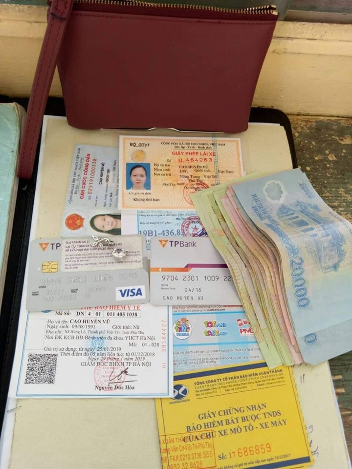 Nhiều giấy tờ quan trọng và tiền mặt trong ví chị Cao Huyền Vũ. Nhiều giấy tờ quan trọng và tiền mặt trong ví chị Cao Huyền Vũ.