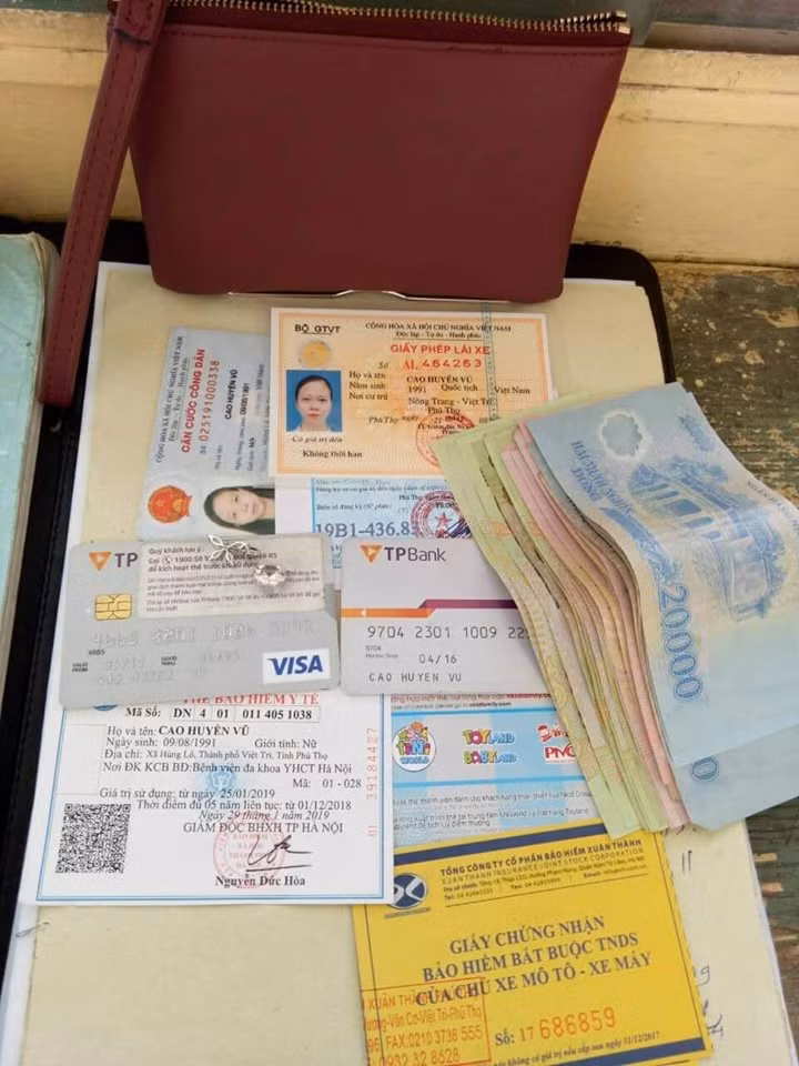 Nhiều giấy tờ quan trọng và tiền mặt trong ví chị Cao Huyền Vũ. Nhiều giấy tờ quan trọng và tiền mặt trong ví chị Cao Huyền Vũ.