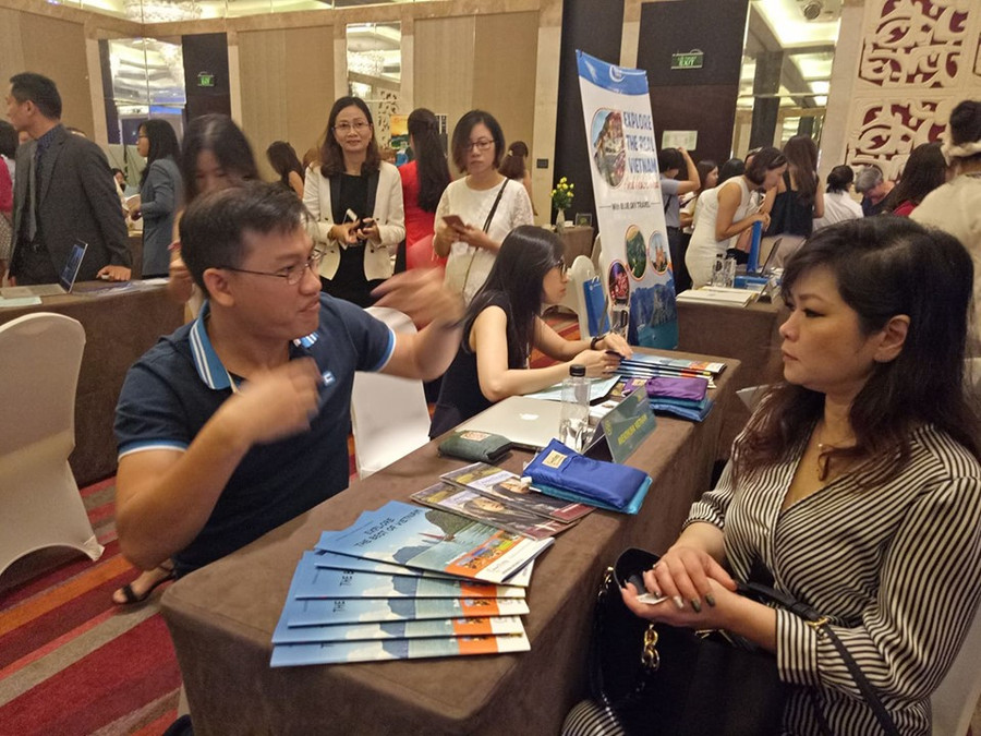 Các đơn vị doanh nghiệp lữ hành chia sẻ, quảng bá du lịch tại buổi gặp gỡ. Các đơn vị doanh nghiệp lữ hành chia sẻ, quảng bá du lịch tại buổi gặp gỡ.