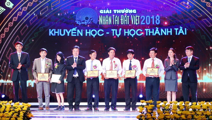 Thứ trưởng Bộ GD&ĐT Nguyễn Hữu Độ trao giải thưởng Khuyến học - Tự học thành tài cho các tác giả Thứ trưởng Bộ GD&ĐT Nguyễn Hữu Độ trao giải thưởng Khuyến học - Tự học thành tài cho các tác giả