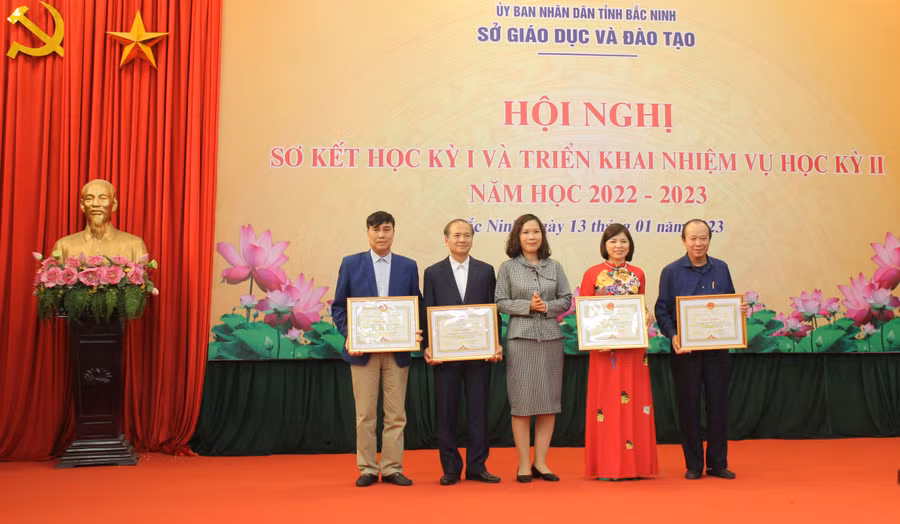 Nhiều tập thể, cá nhân được khen thưởng tại Hội nghị sơ kết học kỳ I năm học 2022 -2023.