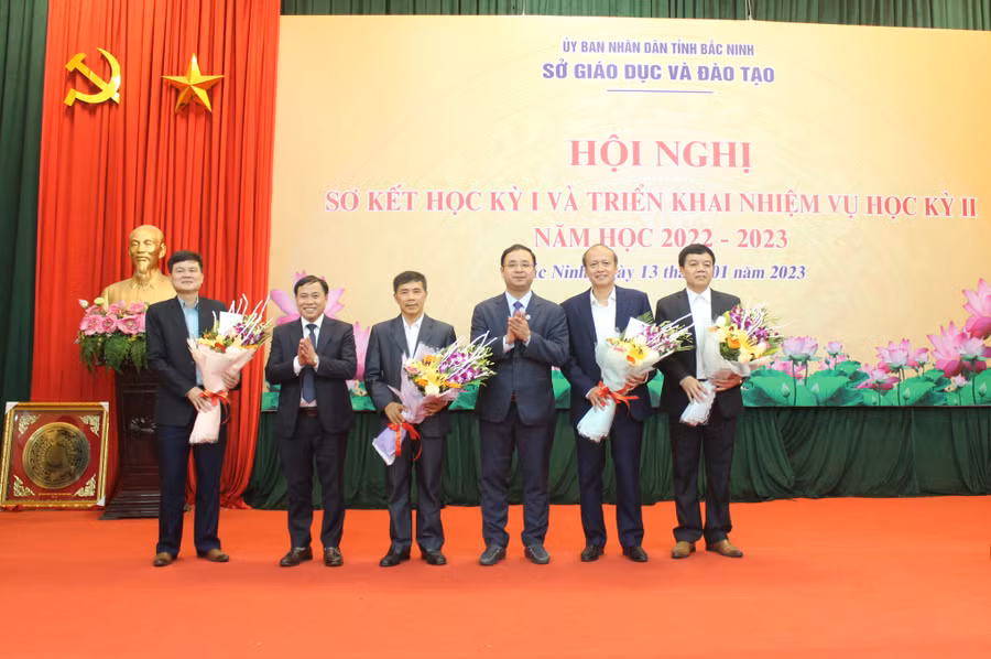 Lãnh đạo Sở GD&amp;ĐT tri ân và chúc mừng các cán bộ quản lý về nghỉ hưu.