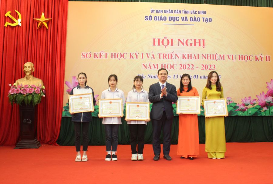 Giám đốc Sở GD&ĐT Bắc Ninh - Nguyễn Thế Sơn khen thưởng học sinh và giáo viên đạt thành tích cao trong dạy và học