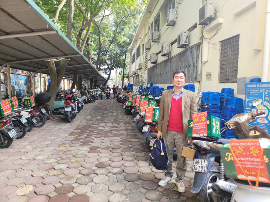 Giáo viên ghi lại hình ảnh khi bất ngờ ra xe nhận được quà từ Ban giám hiệu trường THCS Giảng Võ. Giáo viên ghi lại hình ảnh khi bất ngờ ra xe nhận được quà từ Ban giám hiệu trường THCS Giảng Võ.